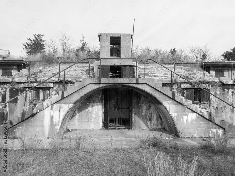 Obraz premium Abandoned Fort Hancock coastal Army miliatary artillery base at Sandy Hook, NJ, black and white