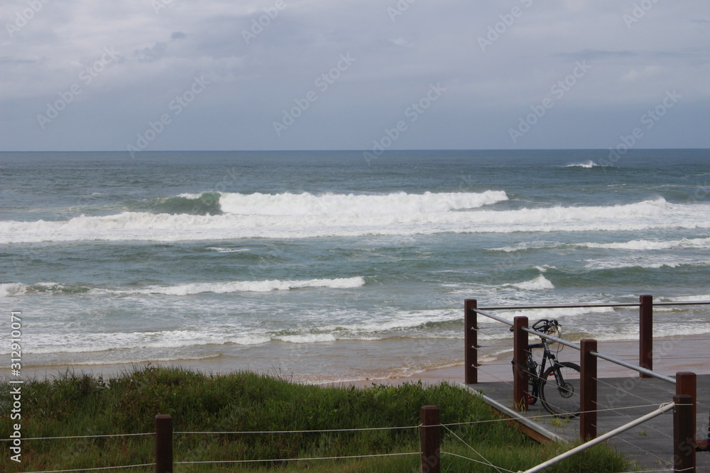 Fototapeta premium waves breaking at coffs harbour beach