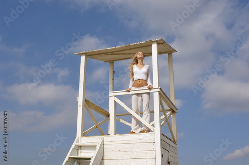 Donna in piedi sulla torretta del bagnino