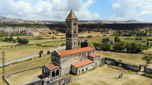 vue aérienne, basilica della santissima trinità di saccargia, Codrongianos, Sardaigne, Italie photo