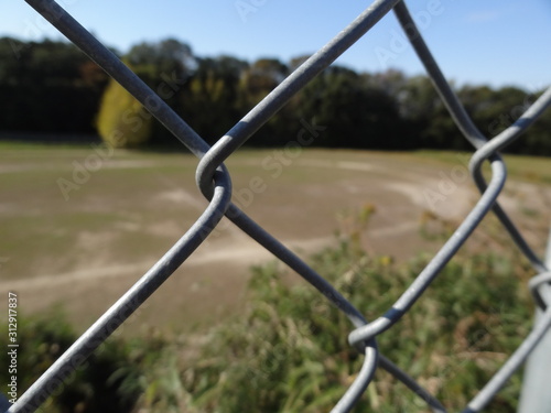 フェンス越しのグラウンド