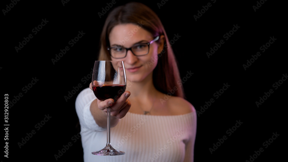 junge gebildete Frau hält Glas Wein in die Kamera junge gebildete Frau hält Glas Wein in die Kamera