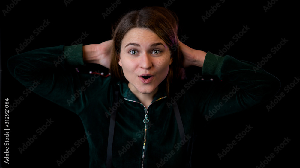 Fototapeta premium junge Frau ist überrascht