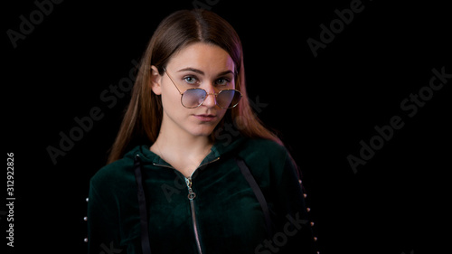 attraktive junge Frau mit blauer Sonnenbrille auf der Nase