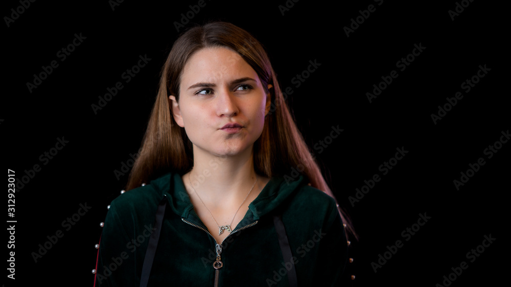 Junge Frau ist kritisch Junge Frau ist kritisch