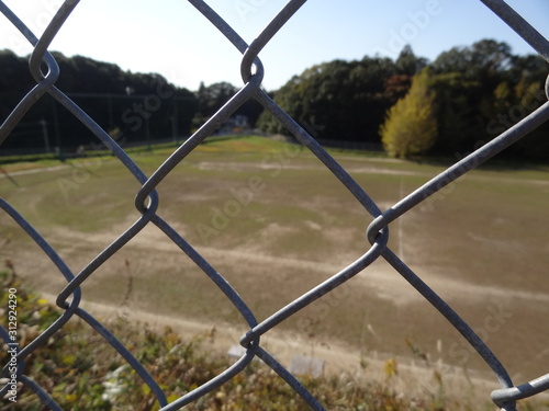フェンス越しのグラウンド