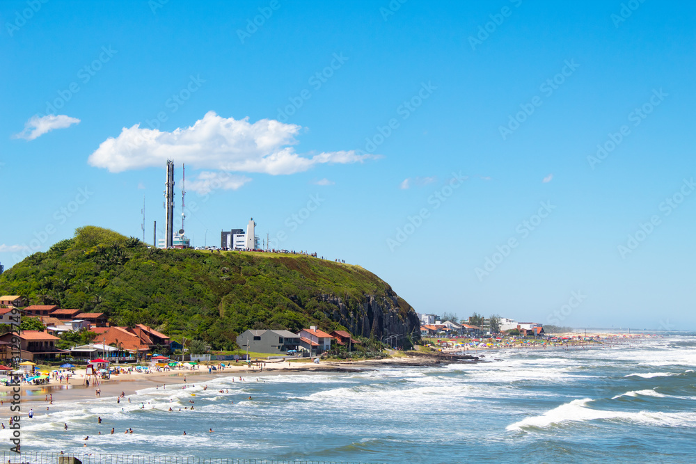 Praia da Cal, da cidade de Torres em dia de sol, praia tropical, Brasil Praia da Cal, da cidade de Torres em dia de sol, praia tropical, Brasil