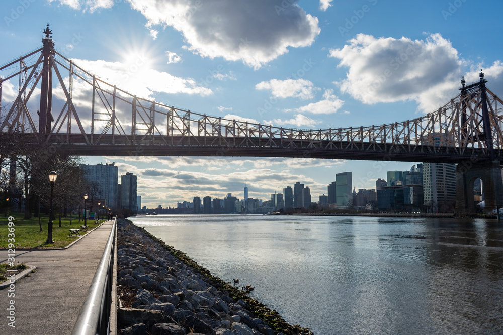 Fototapeta premium Queensbridge Park along the East River with the Queensboro Bridge in New York City