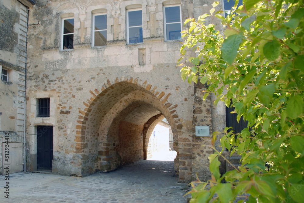 Ville de Mortagne-au-Perche, porte Saint-Denis XIIIe siècle modifiée au XVIe, département de l'Orne, France