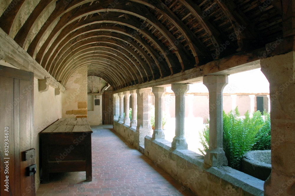 Ville de Mortagne-au-Perche, cloître du Couvent Saint-François (XVIe siècle), colonnades et bahu, département de l'Orne, France