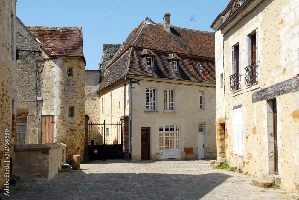Ville de Mortagne-au-Perche, vieille bâtisses et façades d'une ruelle du centre historique de la ville, département de l'Orne, France