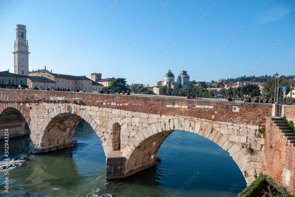 Ponte Pietra a Verona in Italia