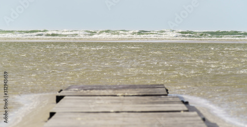 Strand wird bei Flut vom Meer überspült photo