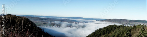 Panorama Moseltal mit Br  cke und verhangenen Wolken