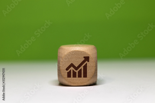 Pictogramme croissance / économie sur cube en bois