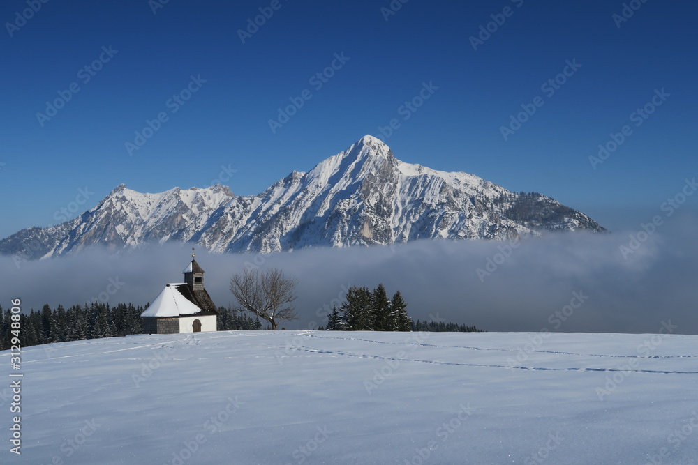 Winterliche Kapelle vor Alpenberg