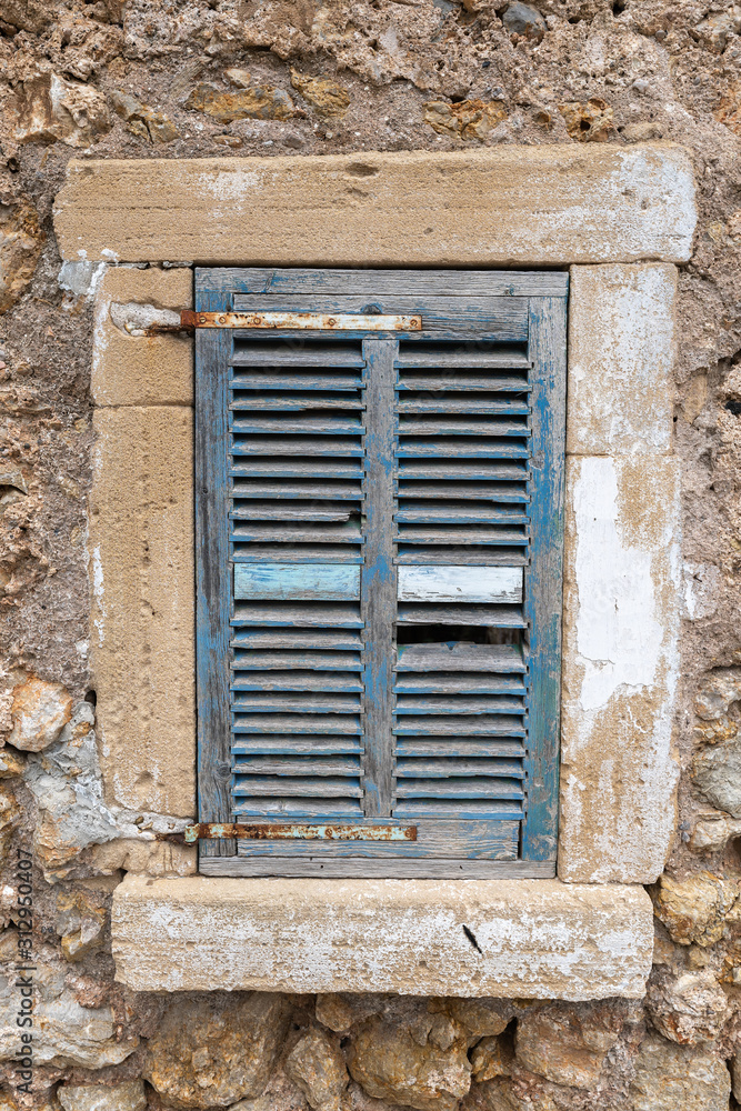 Alter Fensterladen auf der Insel Mallorca, Spanien Alter Fensterladen auf der Insel Mallorca, Spanien