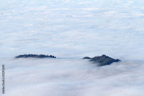 Bergspitzen im Nebelmeer