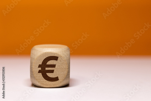 Pictogramme euro / économie sur cube en bois