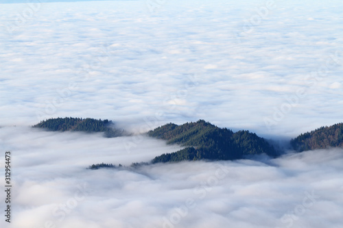 Bergspitze im Nebelmeer