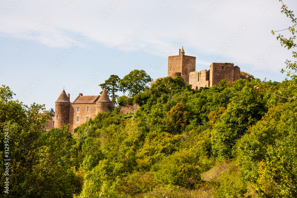Burg in Brancion im Burgund in Frankreich
