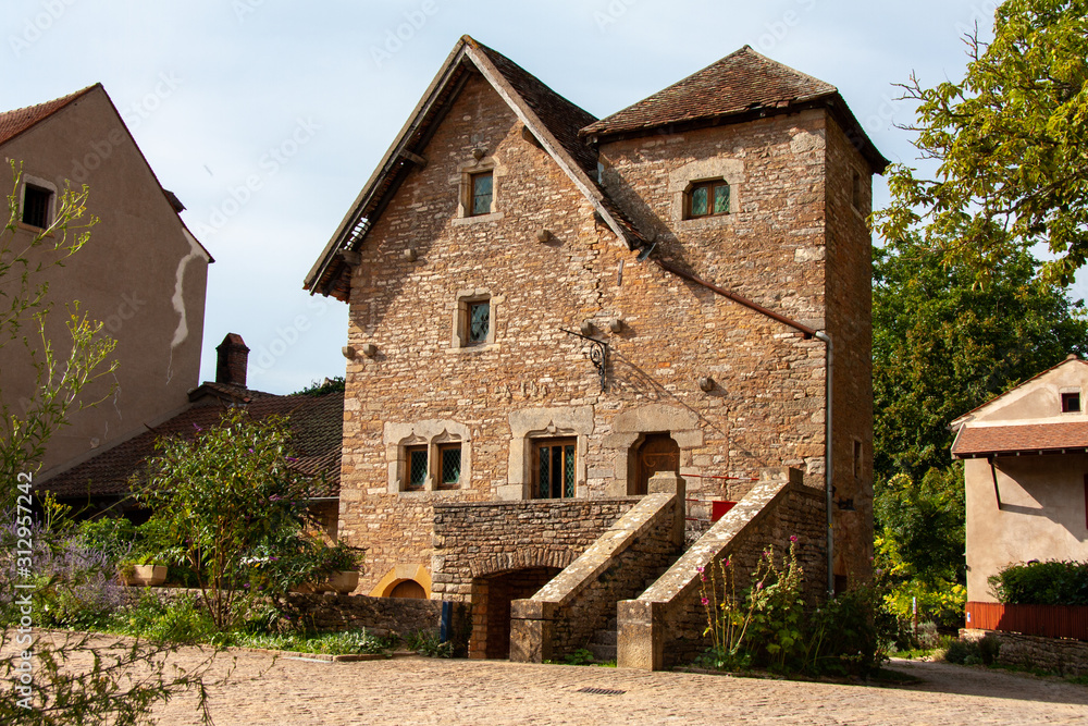 Fototapeta premium Gebäude in Brancion im Burgund in Frankreich