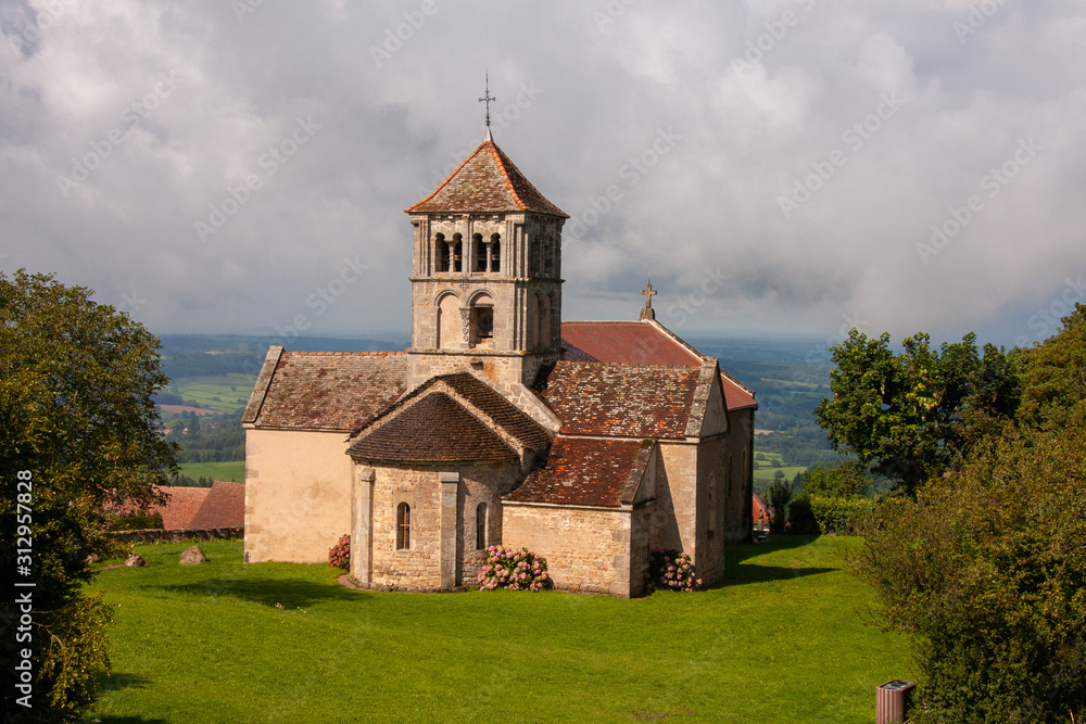 Kirche in Butte de Suin im Burgund in Frankreich