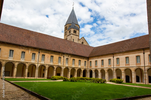 Klostergebäude mit Kreuzgang in Cluny im Burgund