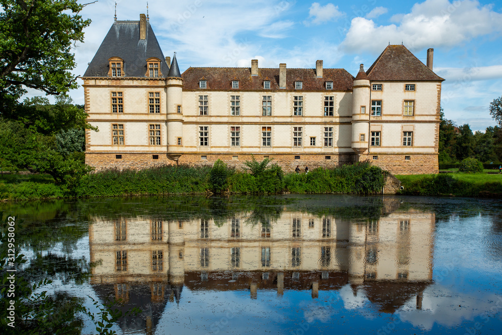 Fototapeta premium Schloss Chateau Cormatin mit Waserspiegelung im Burgund in Frankreich