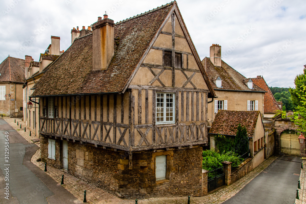 Fachwerkhaus in der Altstadt von Autun im Burgund Fachwerkhaus in der Altstadt von Autun im Burgund