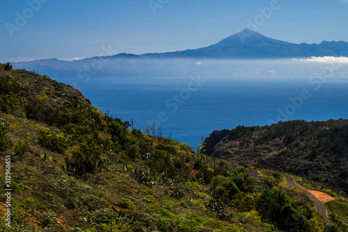 Tenerife desde la isla de La Gomera  en Canarias