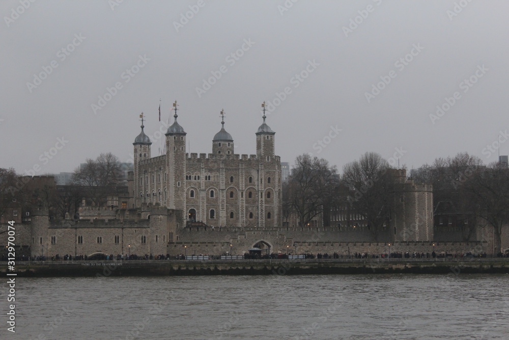 Fototapeta premium PHOTO OF THE TOWER OF LONDON ON A CLOUDY DAY