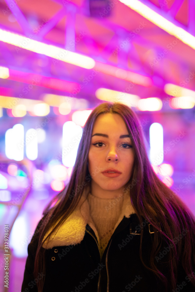 Frau im Weihnachtsmarkt Berlin Frau im Weihnachtsmarkt Berlin