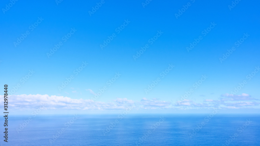 Obraz premium Panorama of the sea with clouds above the horizon