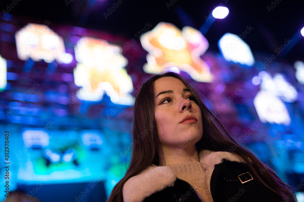 Fototapeta premium Frau im Weihnachtsmarkt Berlin 