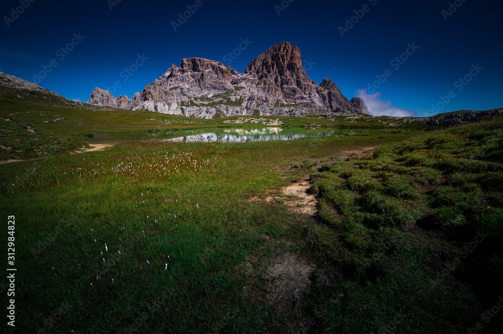 Obraz premium beautiful mountain side at day