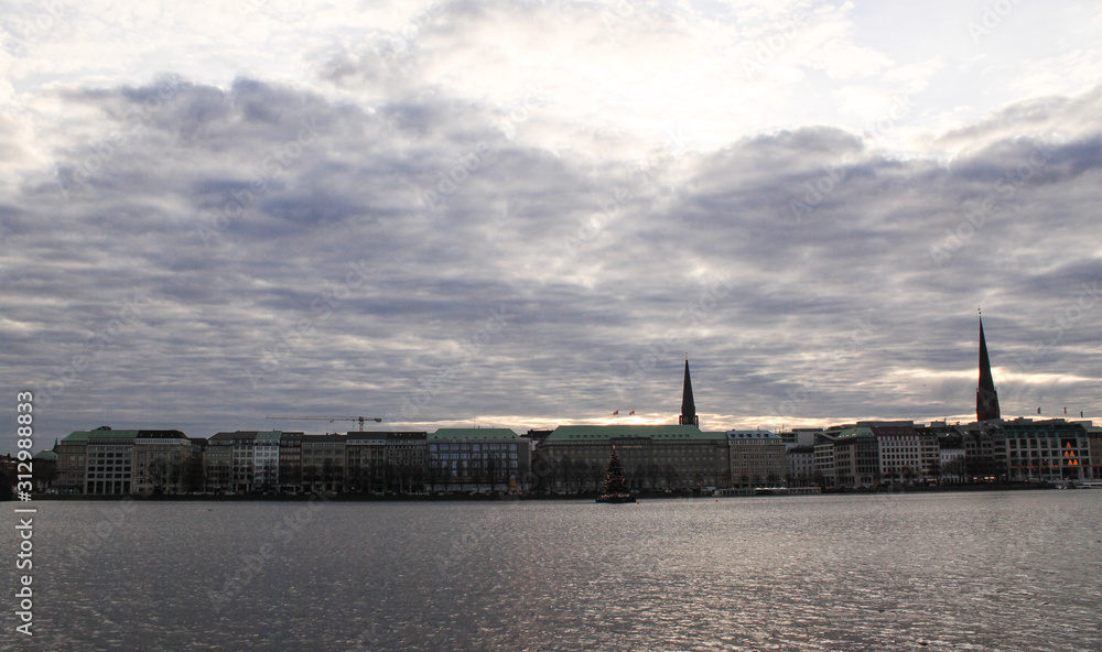 Wintermorgen in Hamburg; Binnenalster am Ballindamm Wintermorgen in Hamburg; Binnenalster am Ballindamm