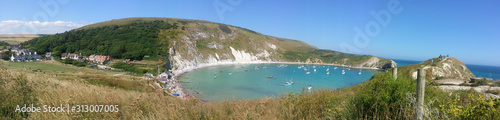 Foto Lulworth Cove in Dorset on a summer day .
