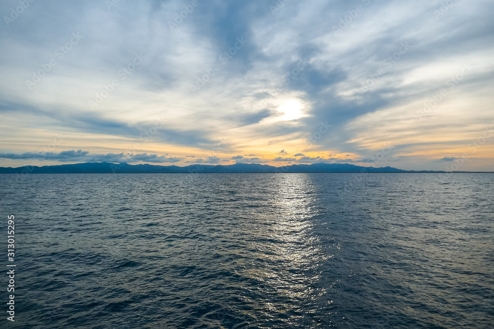 Obraz premium Ocean against a beautiful background of sunset sky