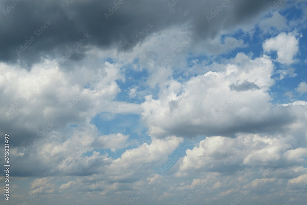 Obraz premium Beautiful cloudscape in blue sky, natural clouds background