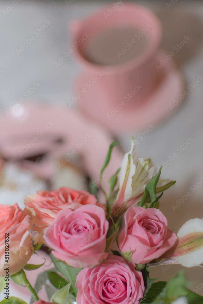 Brunch o desayuno en cafetería rosa, con taza de chocolate caliente, pan dulce y flores rosas en la mesa Brunch o desayuno en cafetería rosa, con taza de chocolate caliente, pan dulce y flores rosas en la mesa