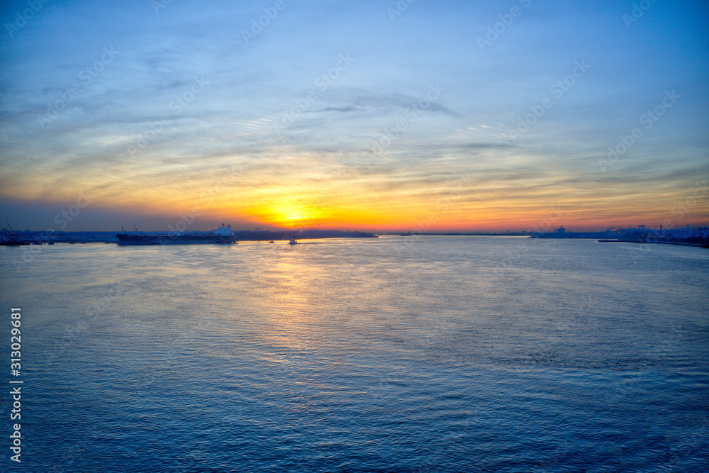 Fototapeta premium Sunset on the Delaware River Philadelphia
