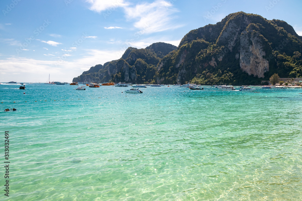 Obraz premium Clear water and mountains at Phi Phi Island in Thailand.