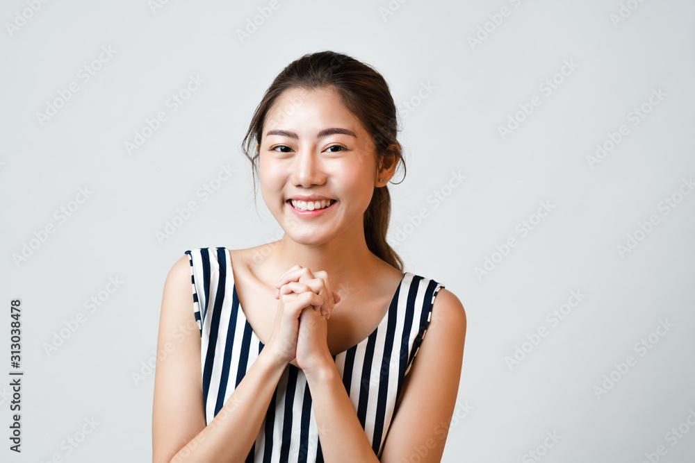 Φωτογραφία Portrait of a young beautiful Asian woman with clean fresh glowing healthy skin, dewy skin makeup style, natural cosmetic makeup, concept cosmetology, healthy lifestyle, Asian natural makeup style