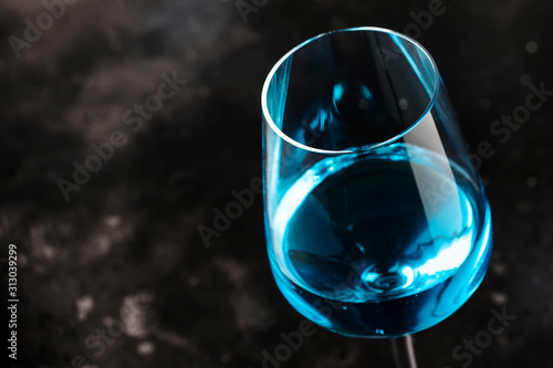 egzotyczne-niebieskie-wino-w-kieliszku-na-szarym-tle