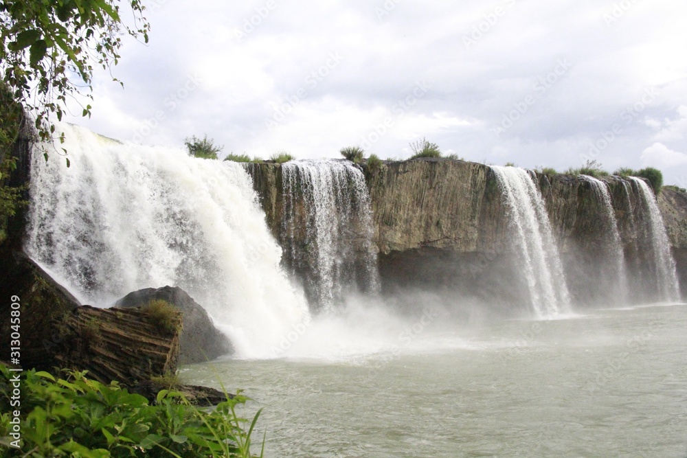 Fototapeta premium バンメトートの観光スポット：Đray Sáp Waterfall