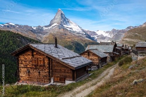 Dorf in den schweizer Alpen
