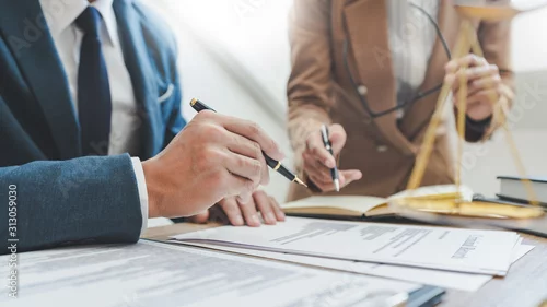 Obraz Pojęcie procesu i sprawiedliwości, prawnik współpracujący z partnerem w kancelarii prawnej. konsultacje prawne dyskusja oskarżony prawo karne na sali sądowej