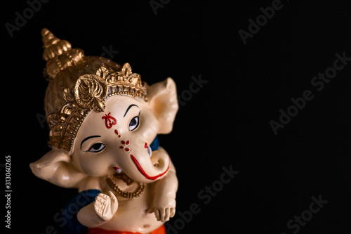 Foto high angle photography of beautiful ganesha statue on black background