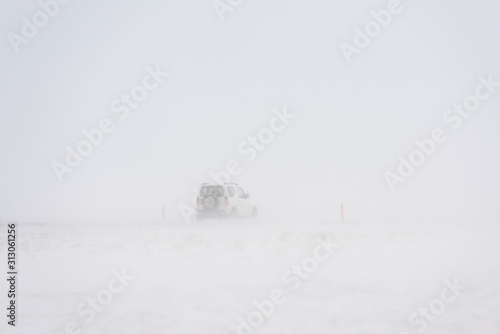 Heavy snow is a constant danger for drivers, as here on the Þingvallavegur (Route 36) near the Þingvellir National Park and leads to serious accidents.